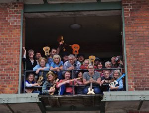 BUO-Gruppenbild auf Balkon Hafenmuseum