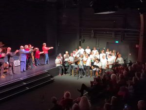 Die SChauspieler "Die Artverwandten" und die Musiker vom "1. Bremer Ukulelenorchester" beim Schlussapplaus